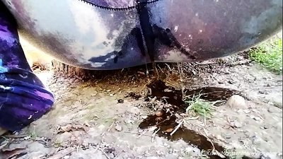 सडकमा पिसाब ! आउनुहोस् LilKiwwiMonster ले उनको प्यान्टी भिजेको र फोहोरमा पिसाब गरेको हेर्नुहोस्!